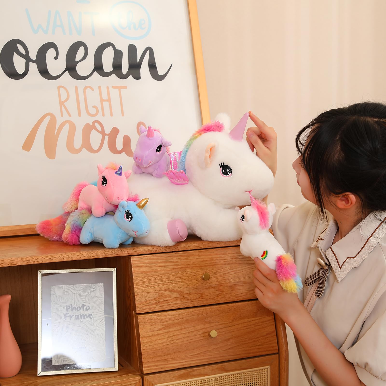 SQEQE Niedliche Einhorn Stofftiere mit 4 Baby Einhorn Plüschtiere in ihrem Bauch, Regenbogen Fliegendes Plüschkissen Spielzeug mit Flügeln, Valentinstag Geburtstagsgeschenke für Jungen Mädchen