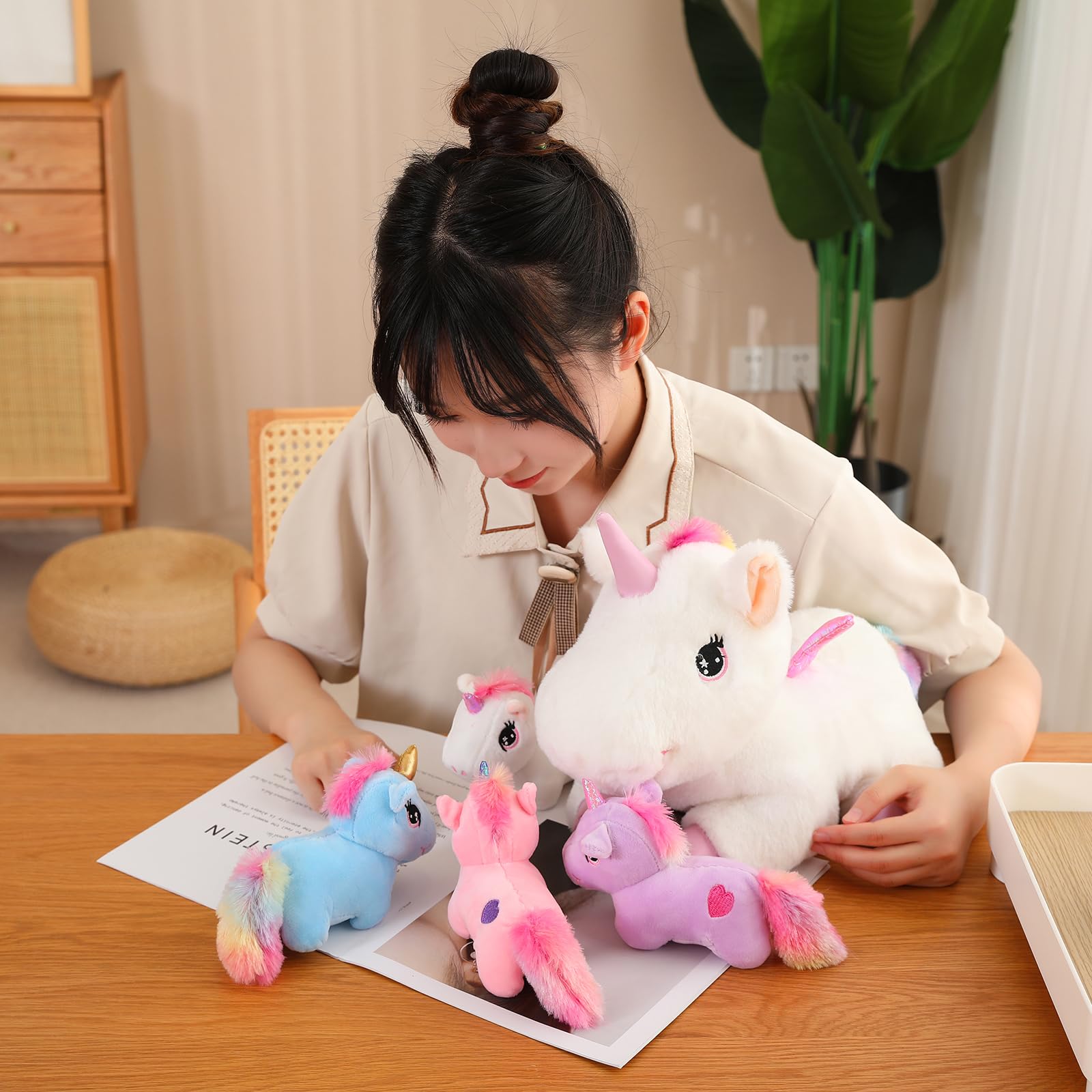 SQEQE Niedliche Einhorn Stofftiere mit 4 Baby Einhorn Plüschtiere in ihrem Bauch, Regenbogen Fliegendes Plüschkissen Spielzeug mit Flügeln, Valentinstag Geburtstagsgeschenke für Jungen Mädchen